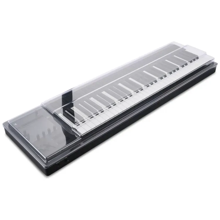 Tapa Decksaver puesta sobre el Expressive E Osmose 61, vista en tres cuartos
