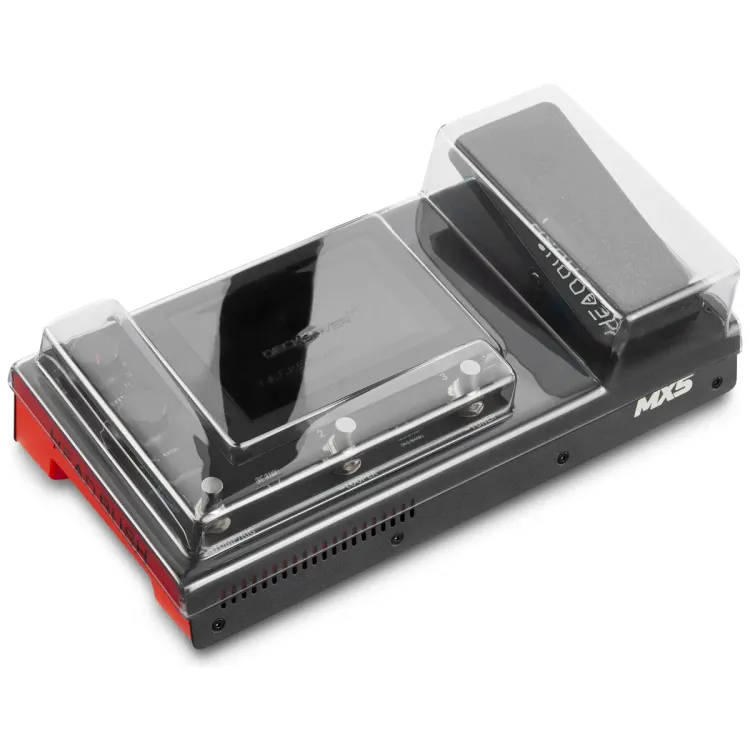 Tapa Decksaver puesta sobre el HeadRush MX5, vista en tres cuartos