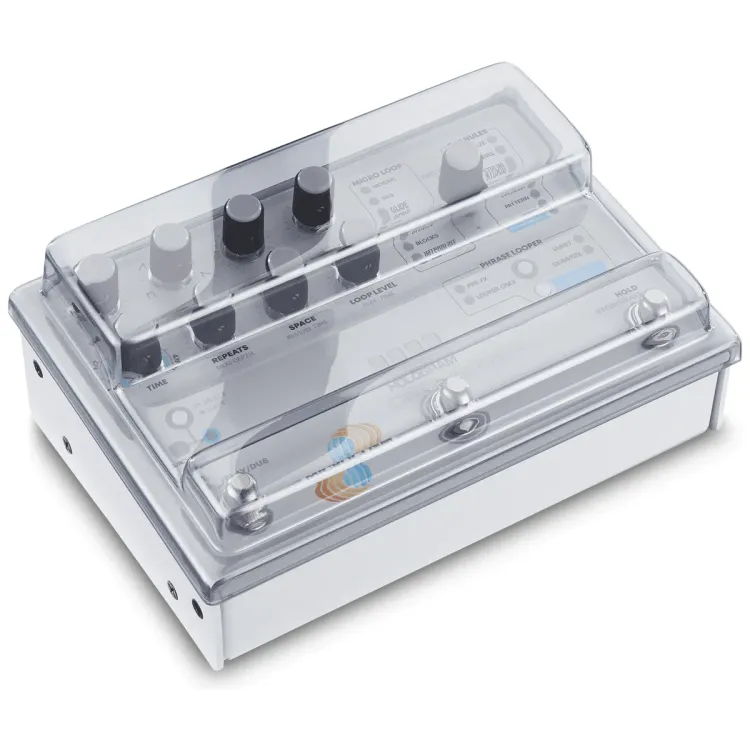 Tapa Decksaver puesta sobre el Hologram Microcosm, vista en tres cuartos