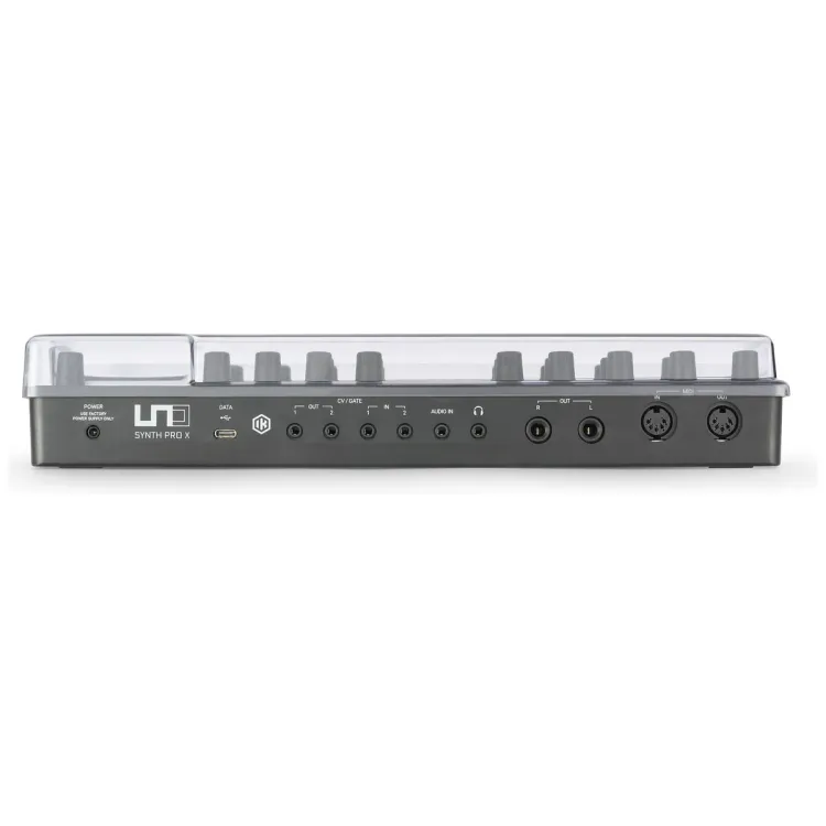 Perfil lateral de la tapa Decksaver sobre el IK Multimedia UNO Synth PRO X y PRO Desktop