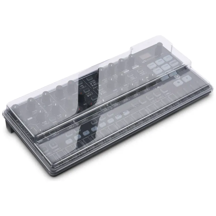Tapa Decksaver puesta sobre el IK Multimedia UNO Synth PRO X y PRO Desktop, vista en tres cuartos