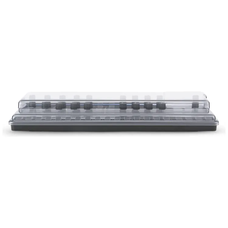 Vista superior del IK Multimedia UNO Synth PRO X y PRO Desktop con la tapa Decksaver puesta