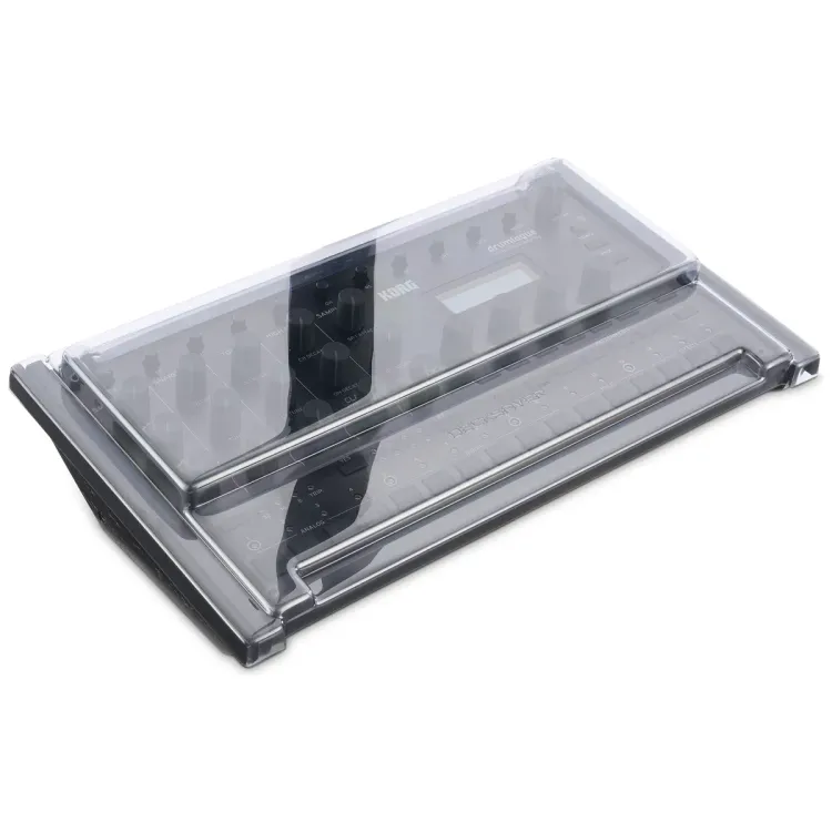 Tapa Decksaver puesta sobre el Korg drumlogue, vista en tres cuartos