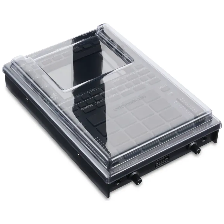 Tapa Decksaver puesta sobre el Korg KAOSS Replay, vista en tres cuartos