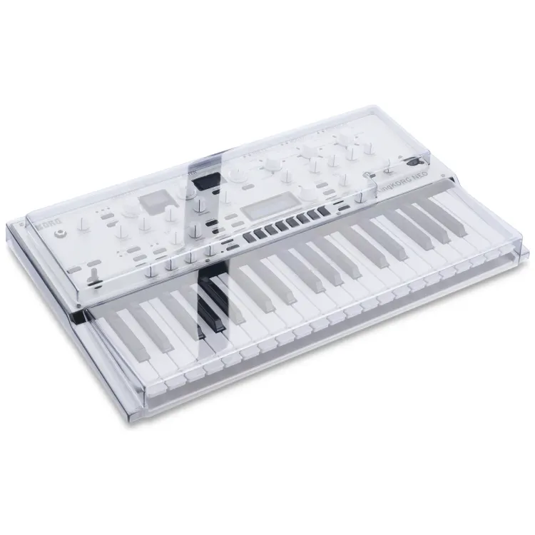Tapa Decksaver puesta sobre el Korg KingKORG NEO, vista en tres cuartos