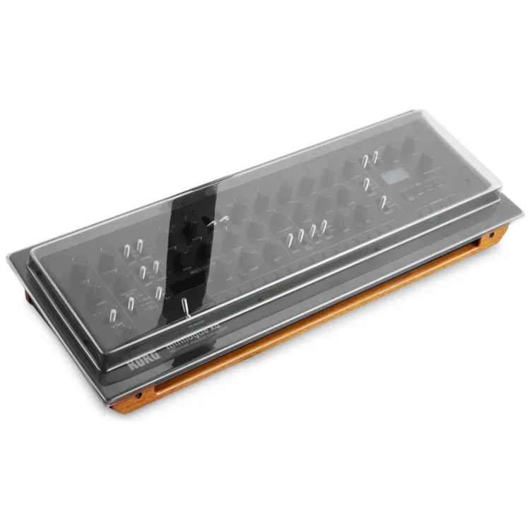 Tapa Decksaver puesta sobre el Korg minilogue xd module, vista en tres cuartos
