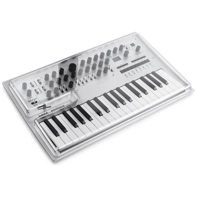 Tapa Decksaver puesta sobre el Korg minilogue, vista en tres cuartos