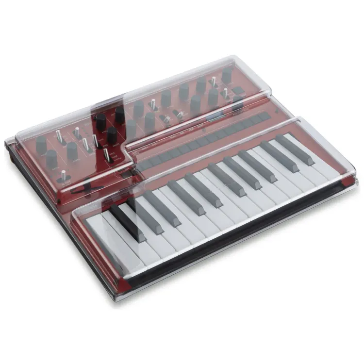 Tapa Decksaver puesta sobre el Korg monologue, vista en tres cuartos