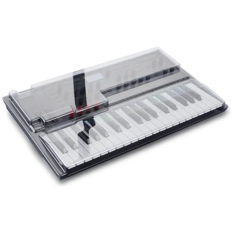 Tapa Decksaver puesta sobre el Korg wavestate, modwave y opsix, vista en tres cuartos