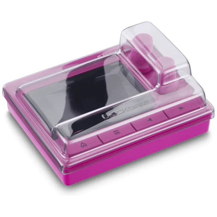 Tapa Decksaver puesta sobre el 1010music nanobox, vista en tres cuartos