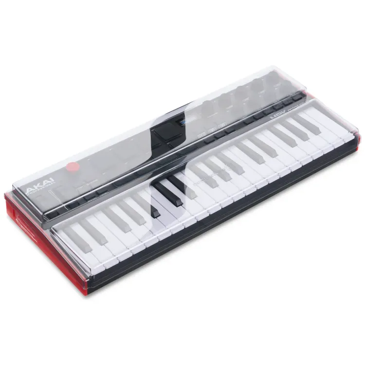 Tapa Decksaver puesta sobre el Akai MPK Mini Plus, vista en tres cuartos