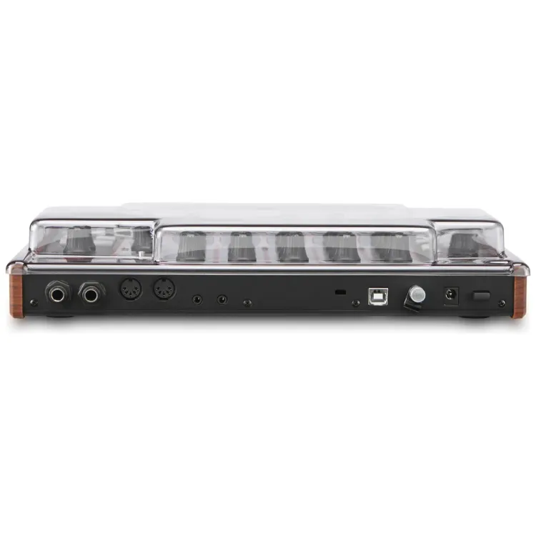 Perfil lateral de la tapa Decksaver sobre el Akai Rhythm Wolf y Tom Cat