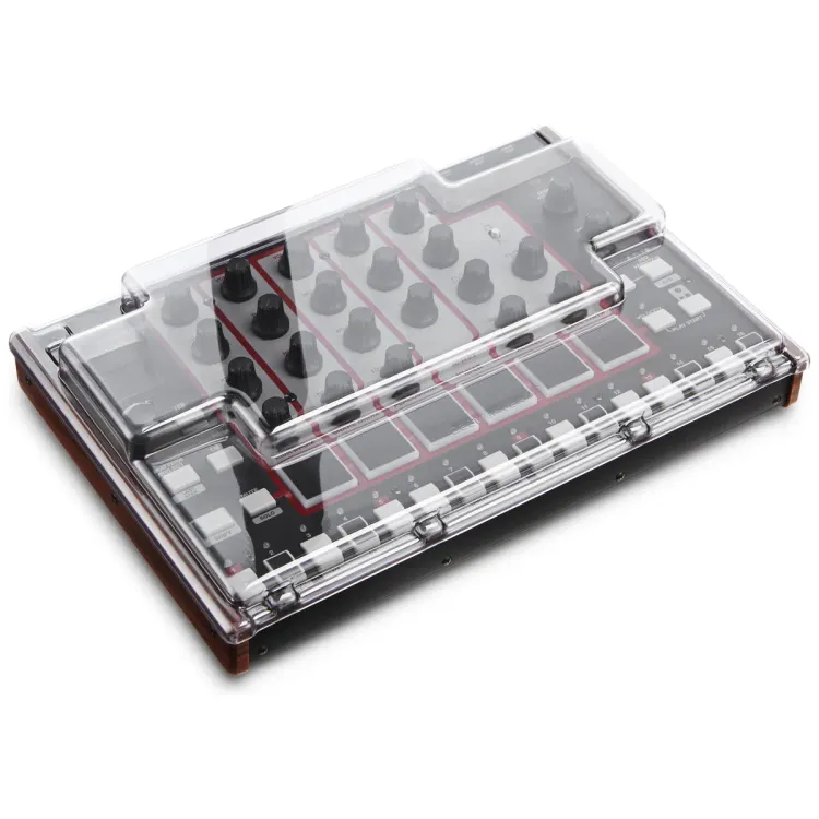 Tapa Decksaver puesta sobre el Akai Rhythm Wolf y Tom Cat, vista en tres cuartos