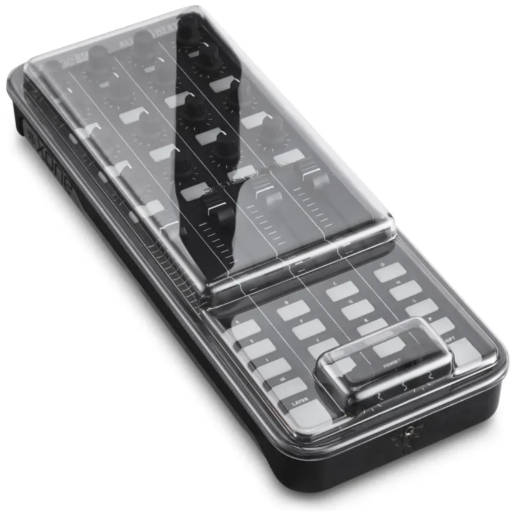 Tapa Decksaver puesta sobre el Allen & Heath Xone:K1 y Xone:K2, vista en tres cuartos
