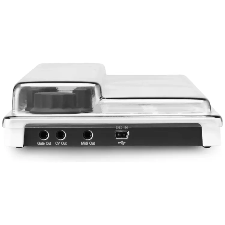 Perfil lateral de la tapa Decksaver sobre el Arturia BeatStep