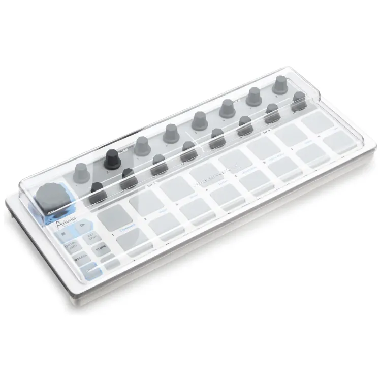 Tapa Decksaver puesta sobre el Arturia BeatStep, vista en tres cuartos