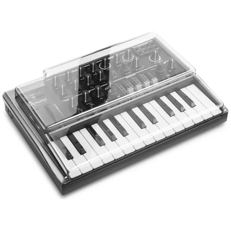 Tapa Decksaver puesta sobre el Arturia MicroBrute, vista en tres cuartos