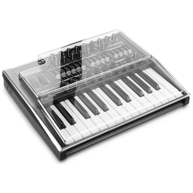Tapa Decksaver puesta sobre el Arturia MiniBrute, vista en tres cuartos