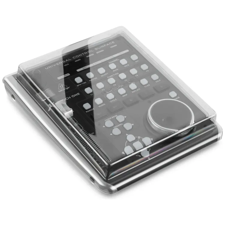 Tapa Decksaver puesta sobre el Behringer X-TOUCH ONE, vista en tres cuartos