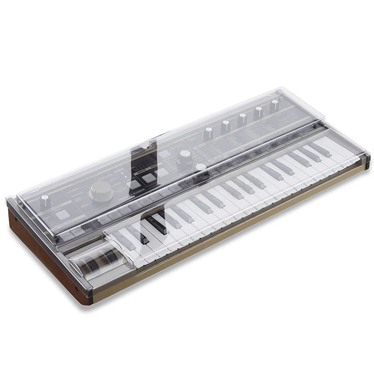 Tapa Decksaver puesta sobre el Korg microKORG y microKORG S, vista en tres cuartos