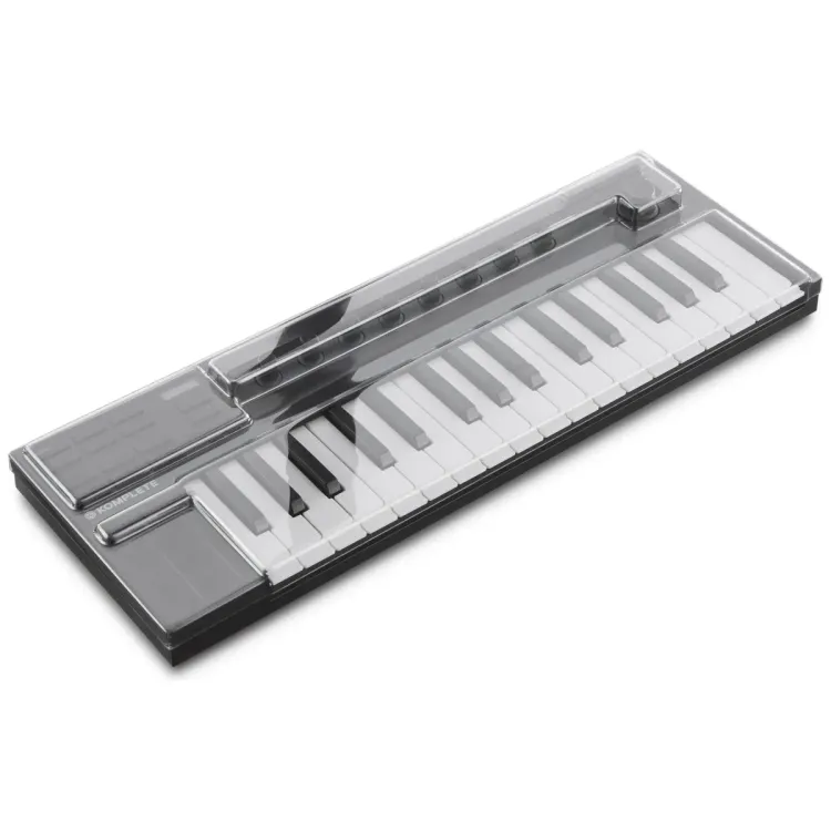 Tapa Decksaver puesta sobre el Native Instruments Kontrol M32, vista en tres cuartos