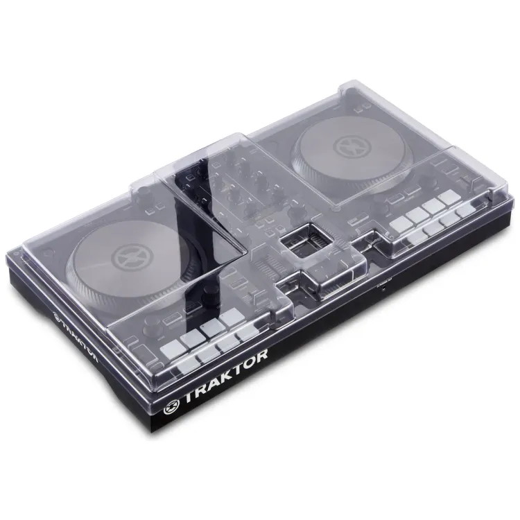 Tapa Decksaver puesta sobre el Native Instruments Traktor Kontrol S2 MK3, vista en tres cuartos