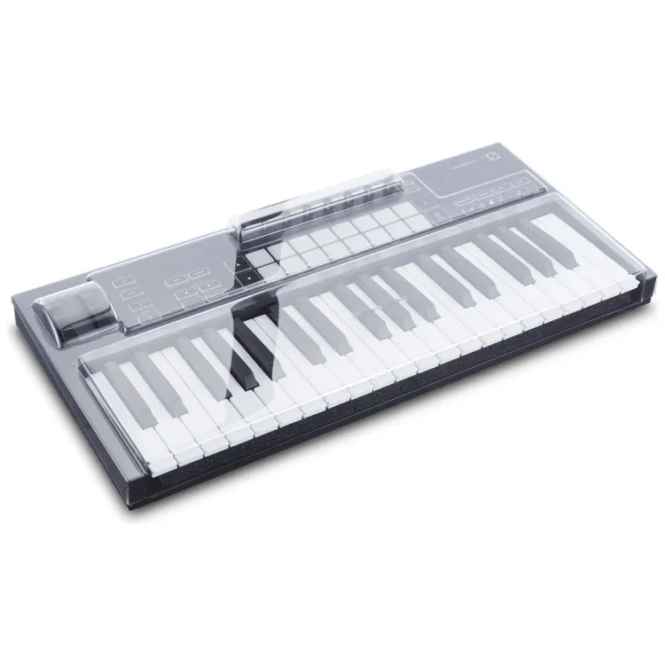 Tapa Decksaver puesta sobre el Novation FLkey 37 y Launchkey 37 MK3, vista en tres cuartos