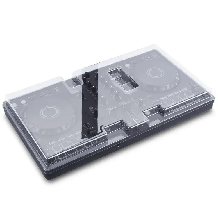 Tapa Decksaver puesta sobre el Pioneer DJ DDJ-FLX4, vista en tres cuartos