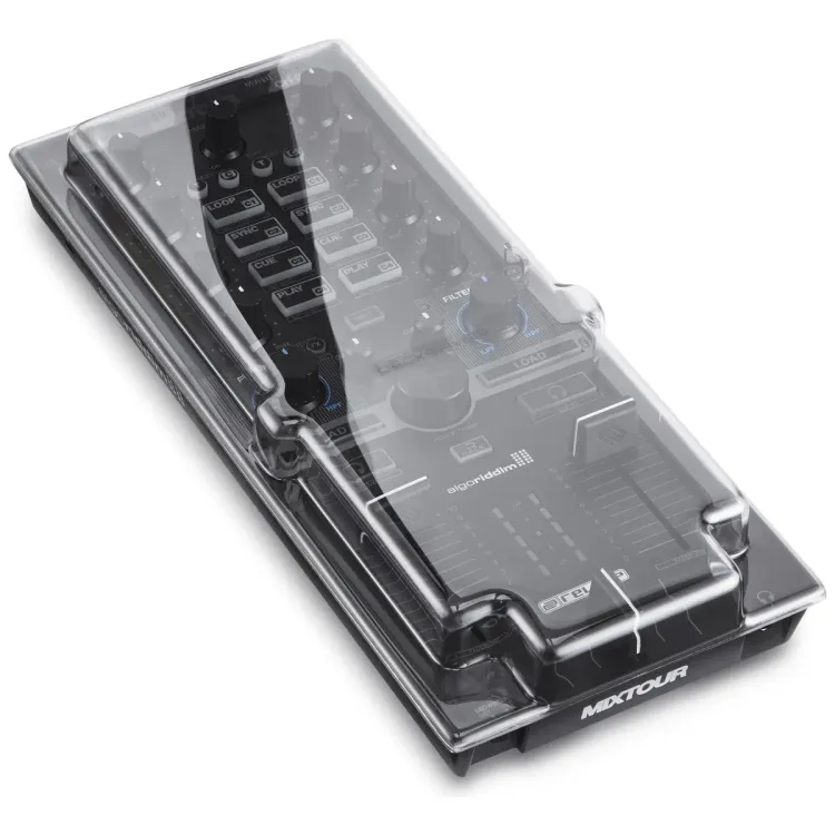 Tapa Decksaver puesta sobre el Reloop Mixtour, vista en tres cuartos