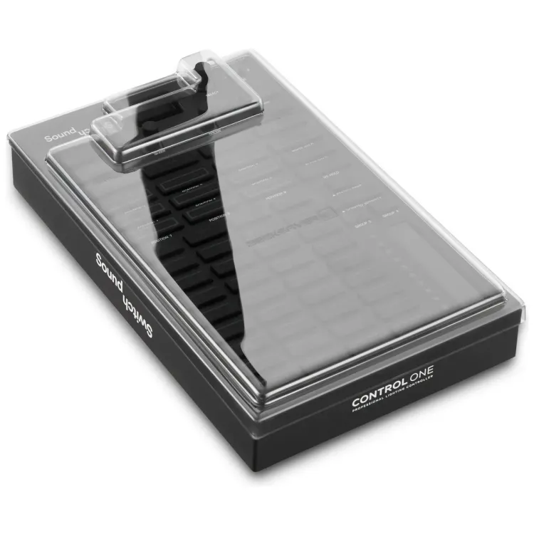 Tapa Decksaver puesta sobre el SoundSwitch Control One, vista en tres cuartos