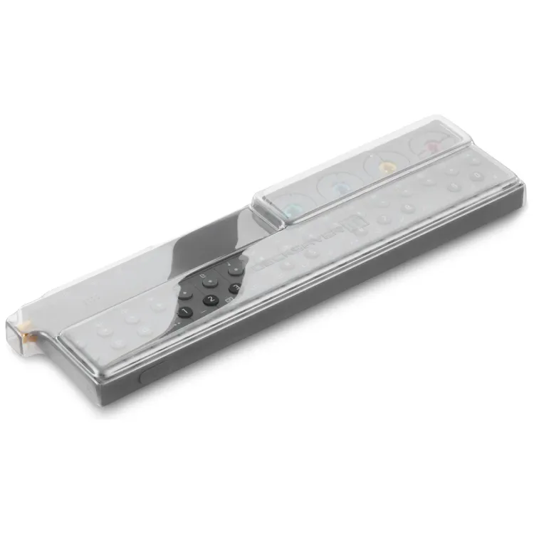 Tapa Decksaver puesta sobre el Teenage Engineering OP-Z, vista en tres cuartos