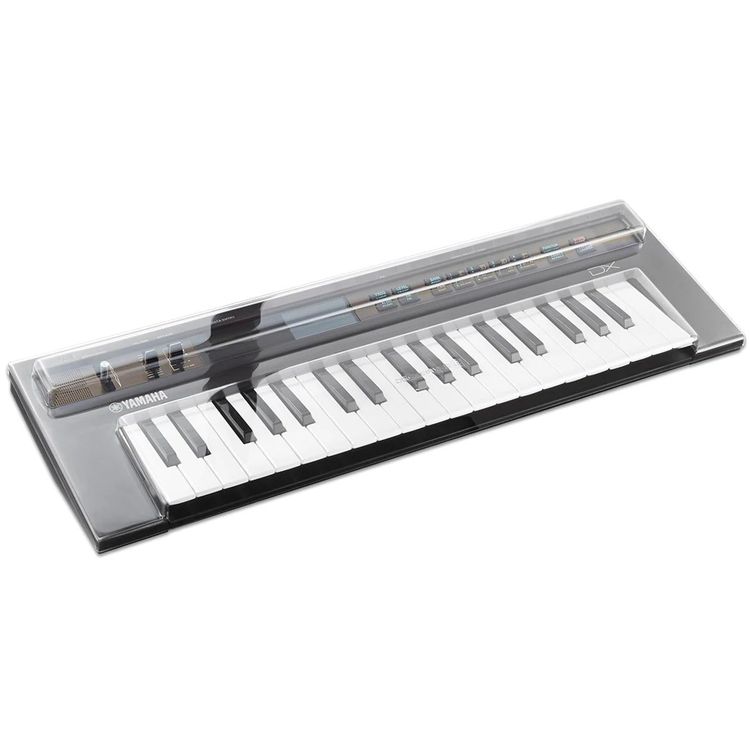 Tapa Decksaver puesta sobre el Yamaha reface, vista en tres cuartos