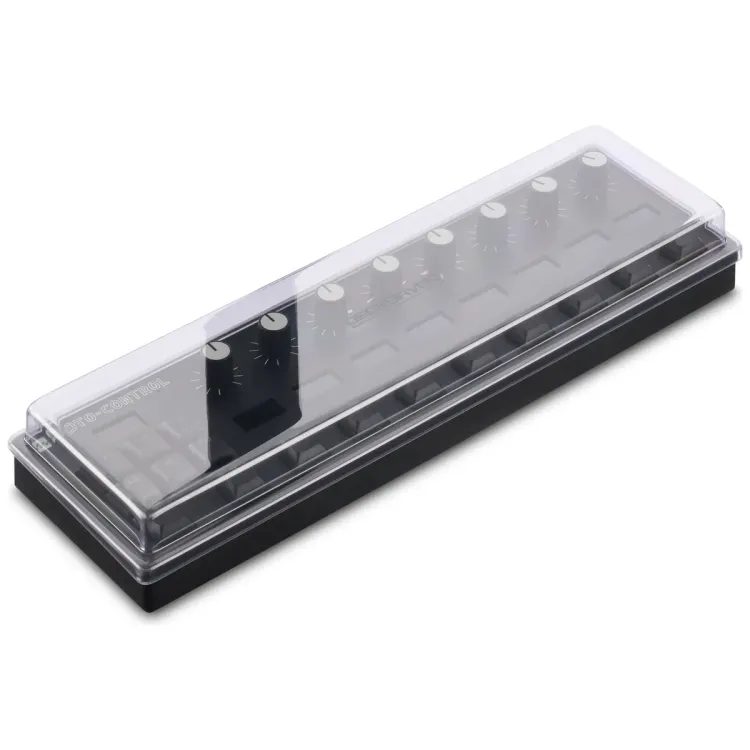 Tapa Decksaver puesta sobre el Melbourne Instruments Roto-Control, vista en tres cuartos