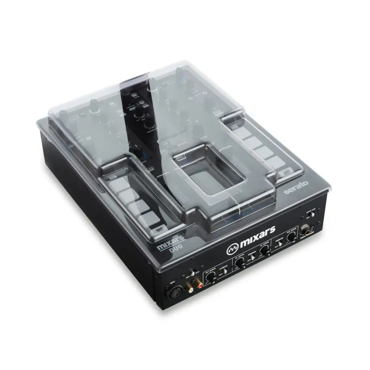 Tapa Decksaver puesta sobre el Mixars DUO y DUO MK2, vista en tres cuartos
