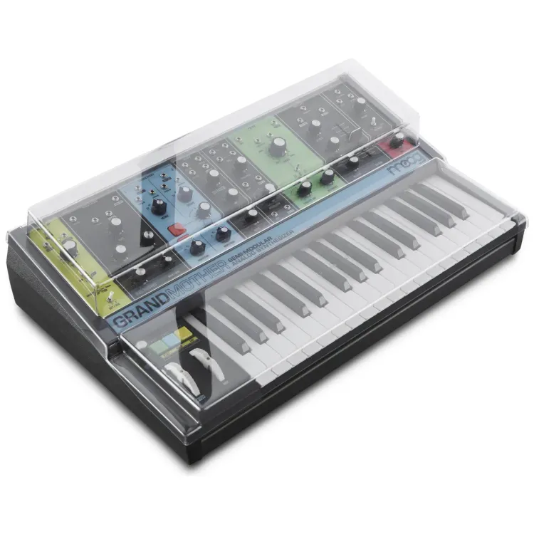 Tapa Decksaver puesta sobre el Moog Grandmother, vista en tres cuartos