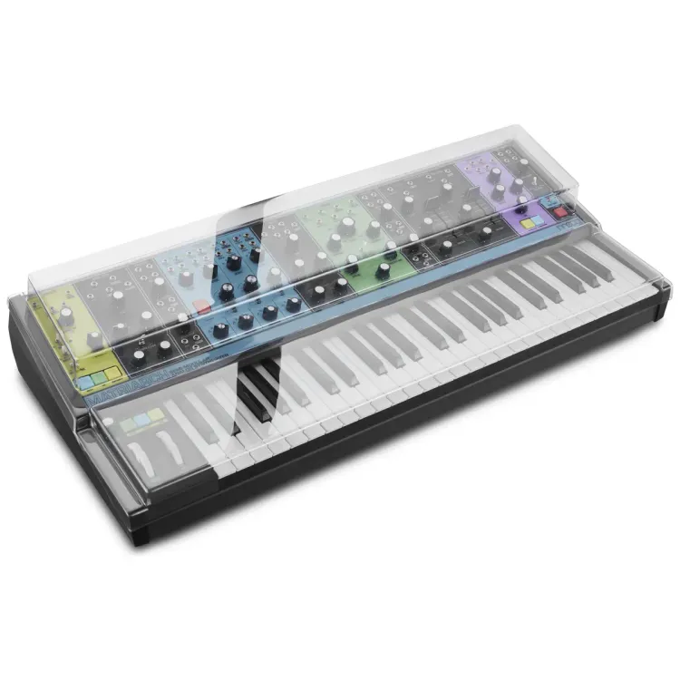 Tapa Decksaver puesta sobre el Moog Matriarch, vista en tres cuartos