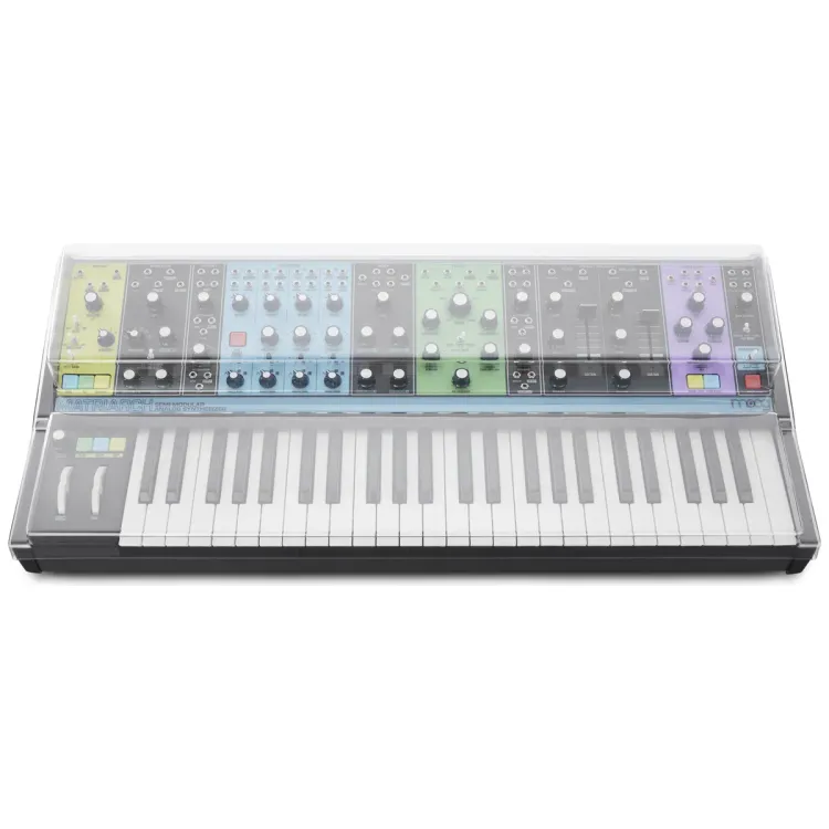 Vista superior del Moog Matriarch con la tapa Decksaver puesta