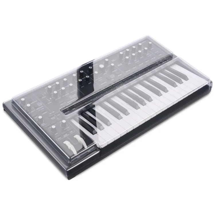 Tapa Decksaver puesta sobre el Moog Messenger, vista en tres cuartos