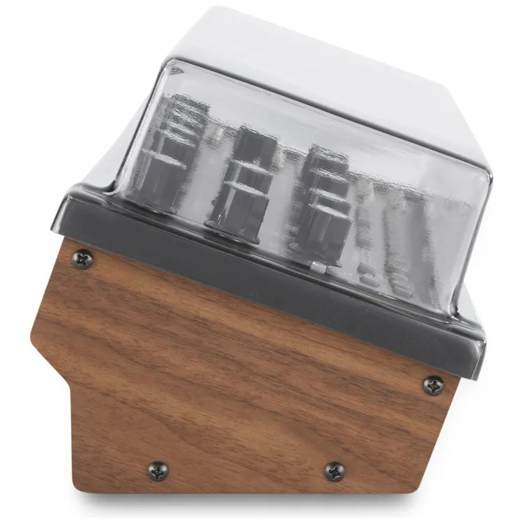 Perfil lateral de la tapa Decksaver sobre el Moog Mother-32, DFAM y Subharmonicon