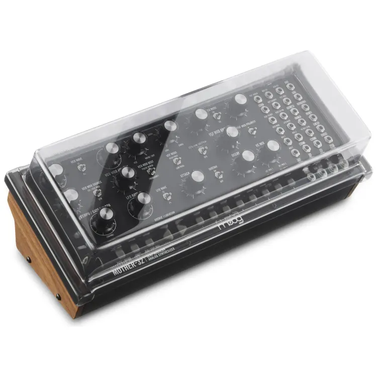 Tapa Decksaver puesta sobre el Moog Mother-32, DFAM y Subharmonicon, vista en tres cuartos