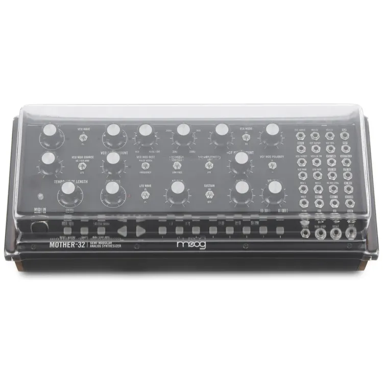 Vista superior del Moog Mother-32, DFAM y Subharmonicon con la tapa Decksaver puesta