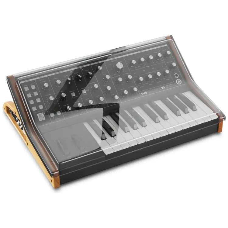 Tapa Decksaver puesta sobre el Moog Subsequent 25 y Sub Phatty, vista en tres cuartos