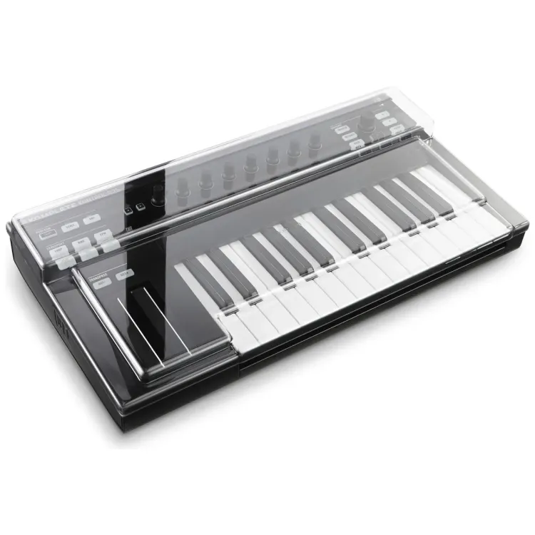 Tapa Decksaver puesta sobre el Native Instruments Kontrol S25, vista en tres cuartos