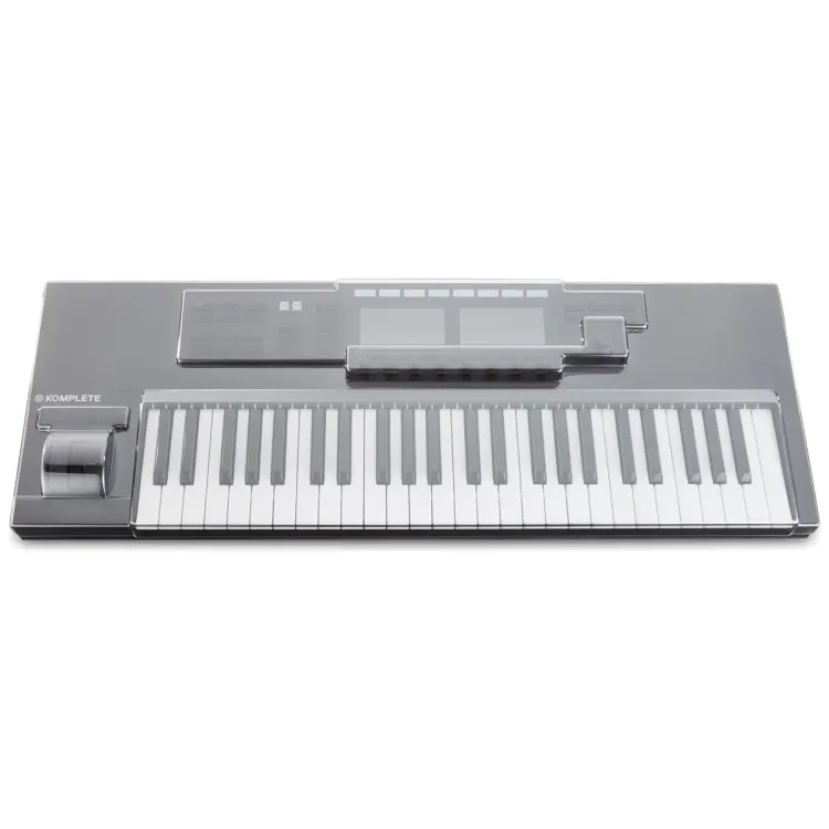 Tapa Decksaver puesta sobre el Native Instruments Kontrol S49 MK2, vista en tres cuartos