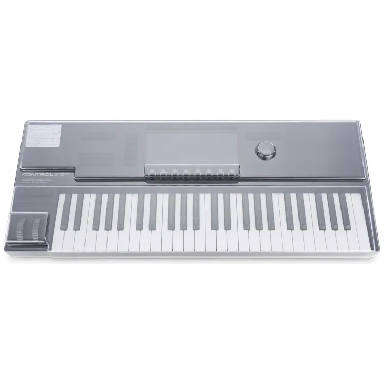 Tapa Decksaver puesta sobre el Native Instruments Kontrol S49 MK3, vista en tres cuartos