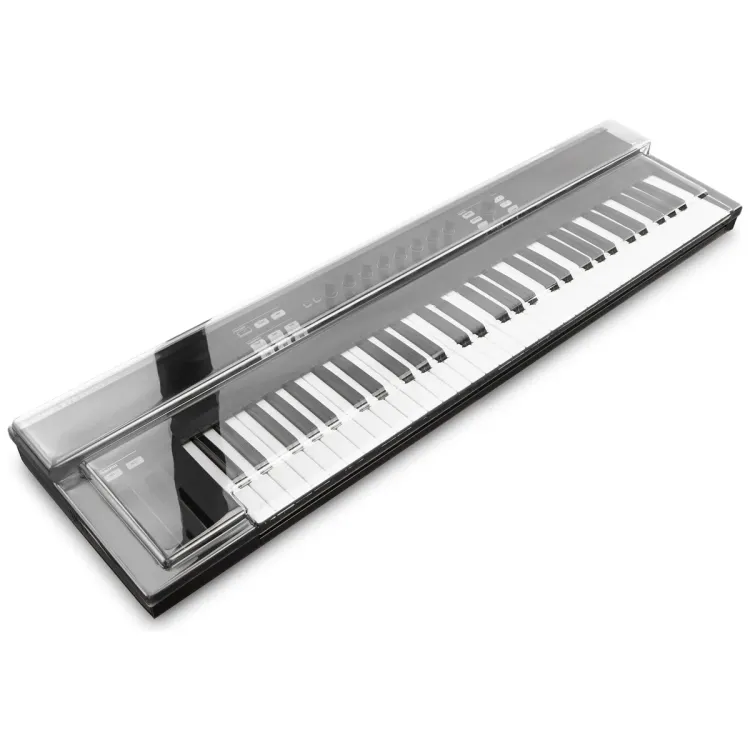 Tapa Decksaver puesta sobre el Native Instruments Kontrol S61 MK1, vista en tres cuartos