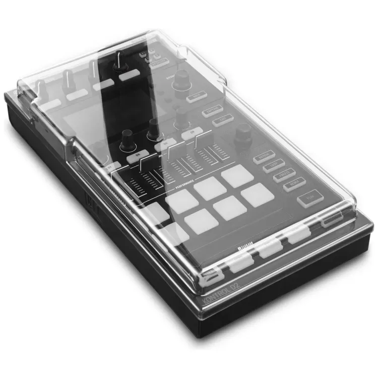 Tapa Decksaver puesta sobre el Native Instruments Traktor Kontrol D2, vista en tres cuartos