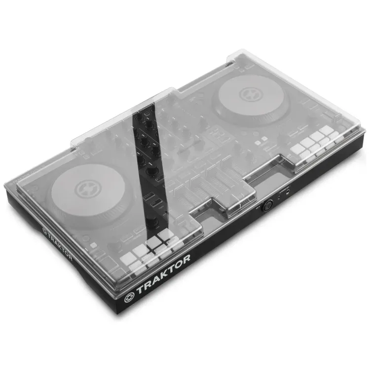 Tapa Decksaver puesta sobre el Native Instruments Traktor Kontrol S3, vista en tres cuartos