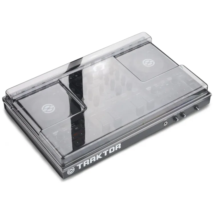 Tapa Decksaver puesta sobre el Native Instruments Traktor Kontrol S4 MK1 y MK2, vista en tres cuartos