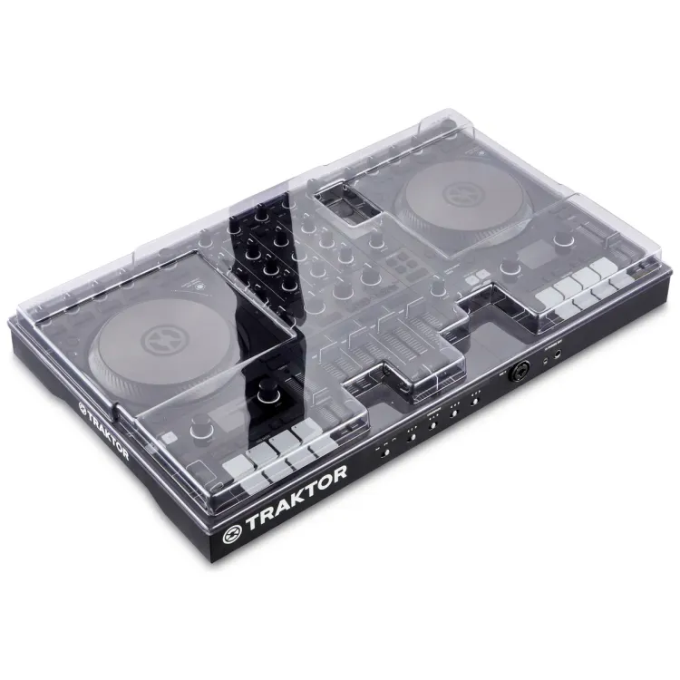 Tapa Decksaver puesta sobre el Native Instruments Traktor Kontrol S4 MK3, vista en tres cuartos